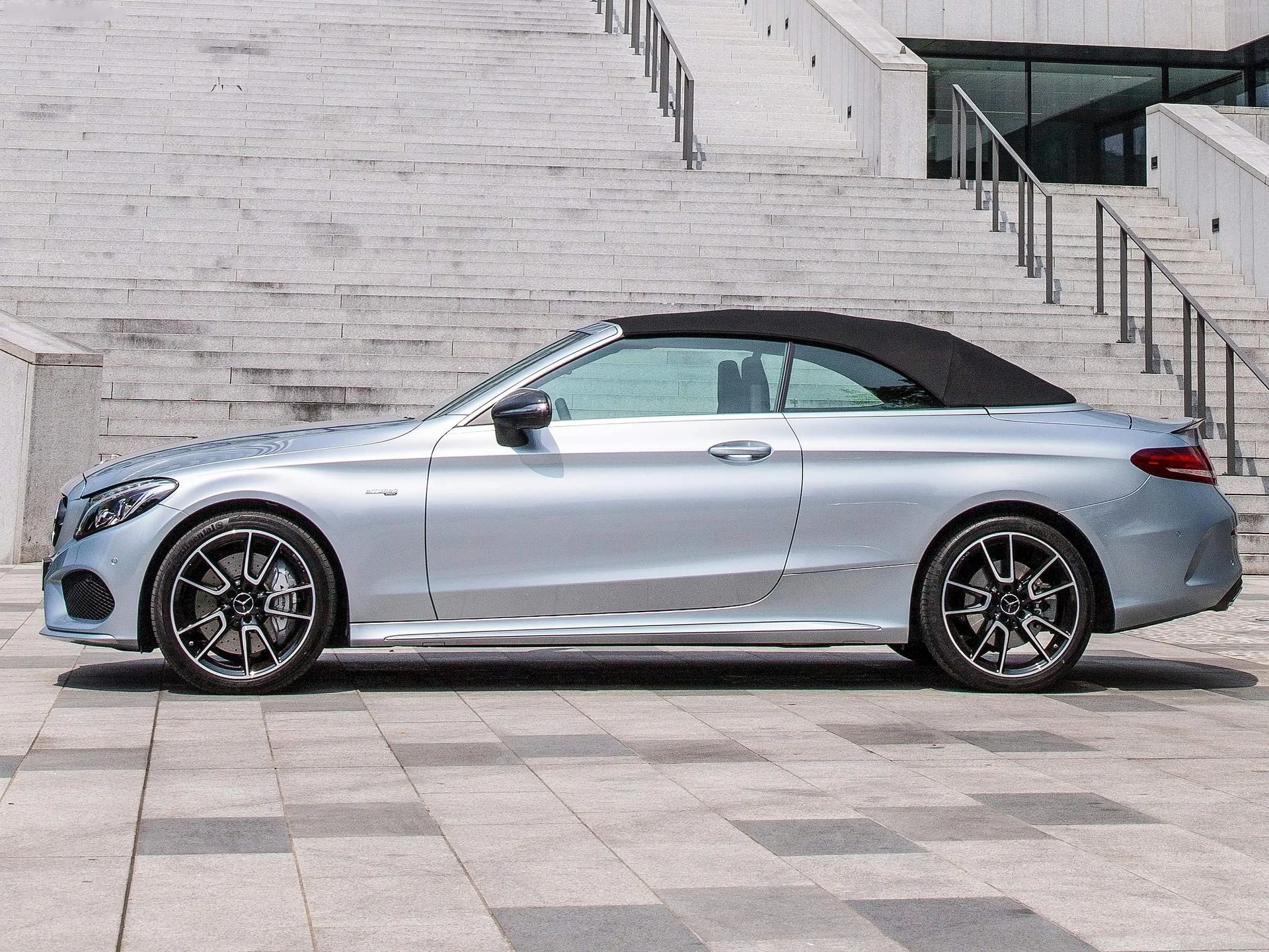 Mercedes-Benz C43 AMG 4Matic Cabriolet (2017) – boční profil