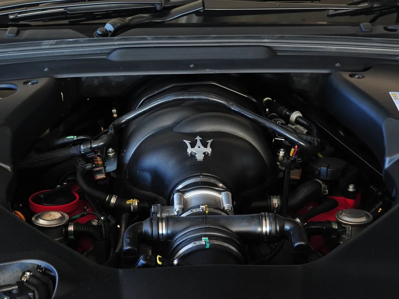 Maserati GranCabrio MC (2013) – motorový prostor