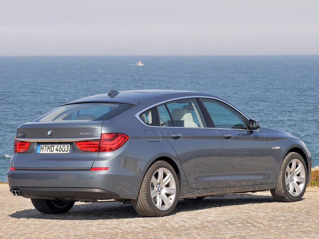 BMW 5-Series Gran Turismo (2010) – zadní tříčtvrteční pohled