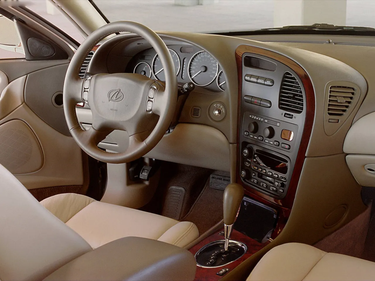 Oldsmobile Aurora (2001) – interiér