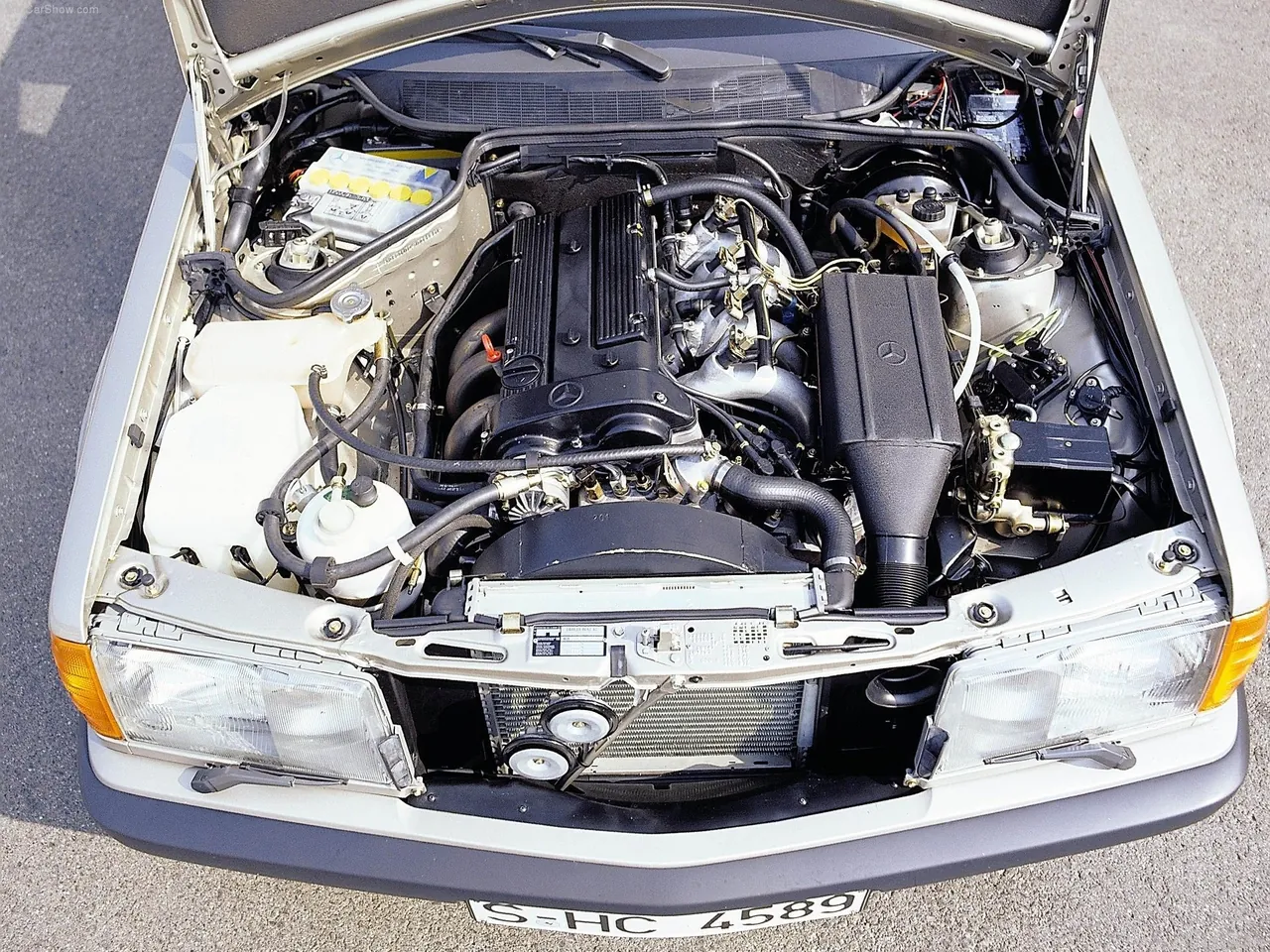 Mercedes-Benz 190E (1984) - Engine Bay