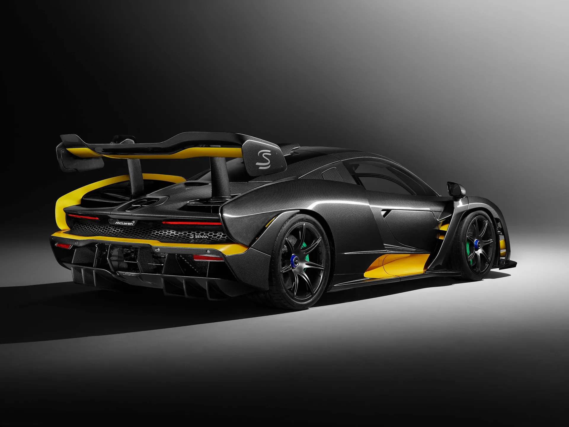 McLaren Senna Carbon Theme by MSO (2019) – zadní tříčtvrteční pohled