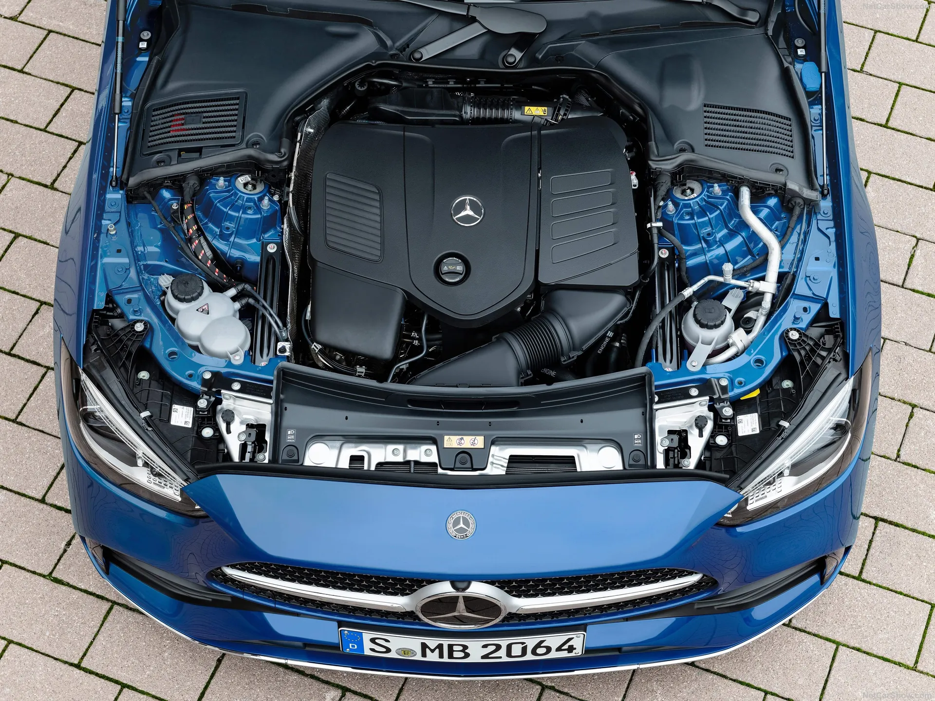 Mercedes-Benz C-Class Estate (2022) – motorový prostor