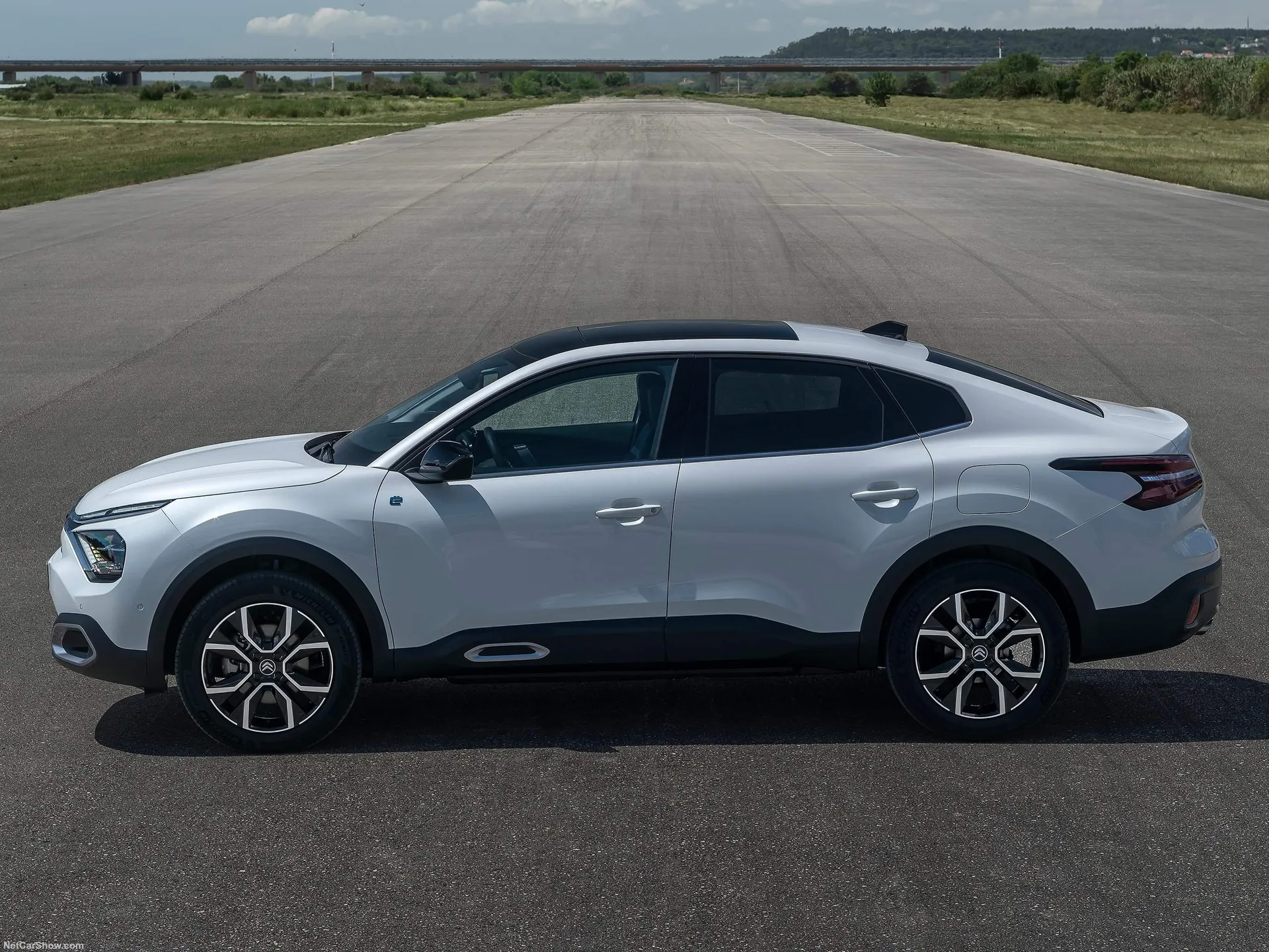 Citroen C4 X (2023) – boční profil