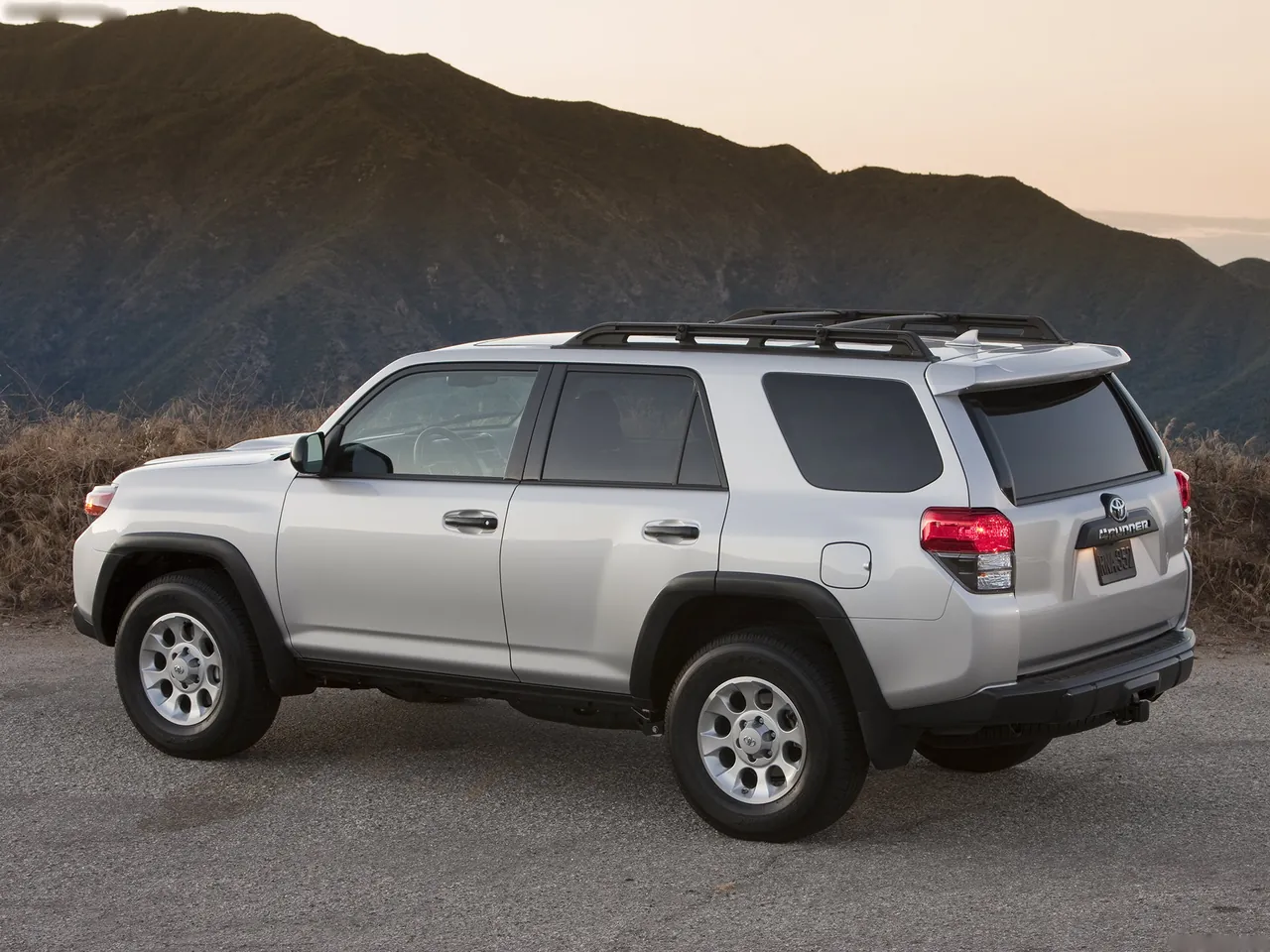Toyota 4Runner (2010) – zadní tříčtvrteční pohled