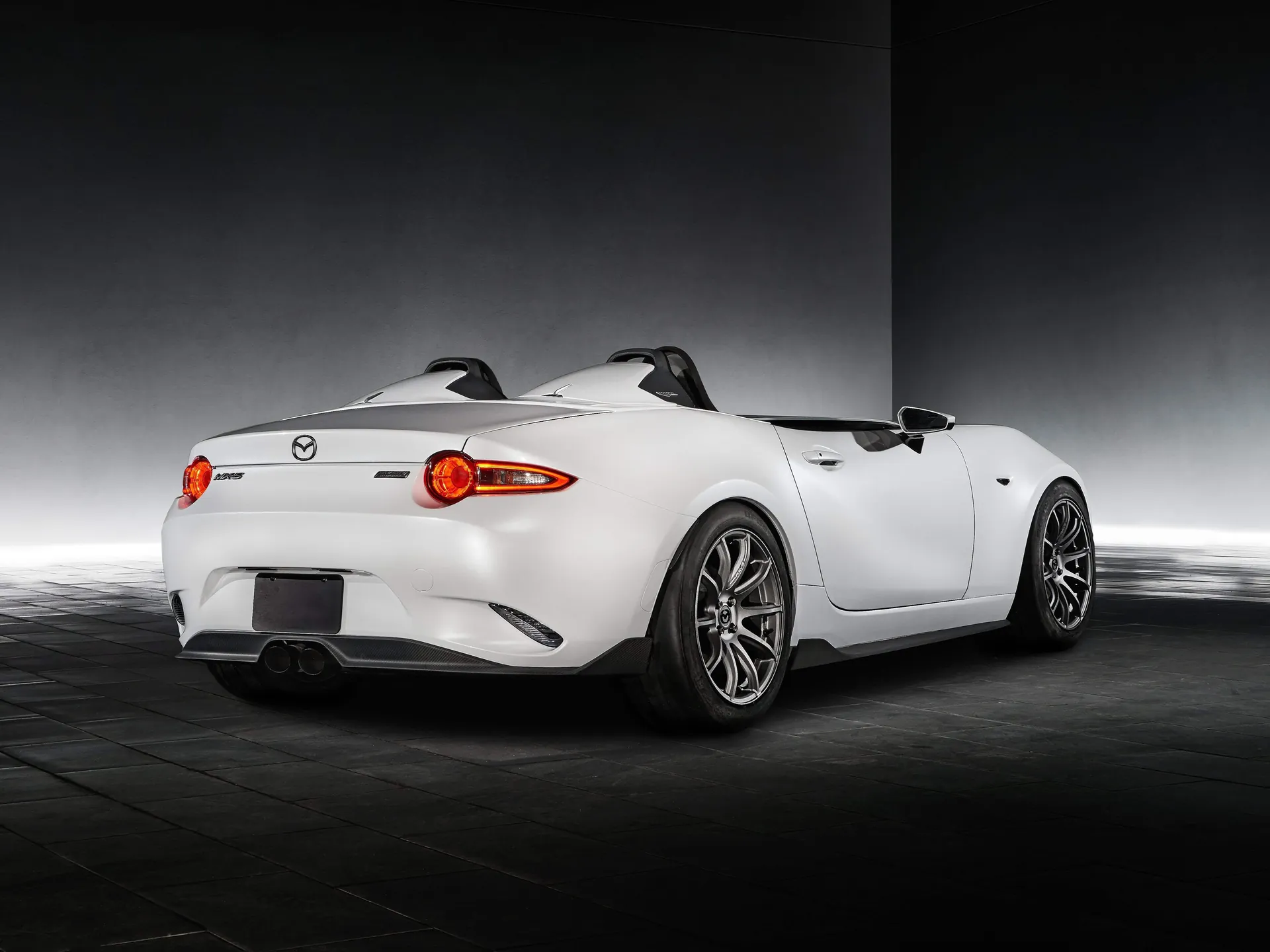 Mazda MX-5 Speedster Evolution Concept (2016) – zadní tříčtvrteční pohled