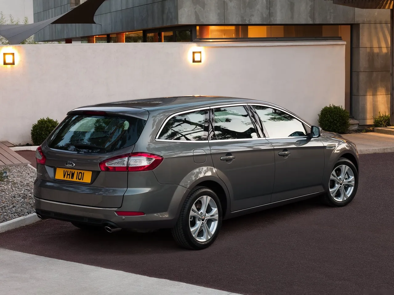Ford Mondeo Wagon (2011) – zadní tříčtvrteční pohled
