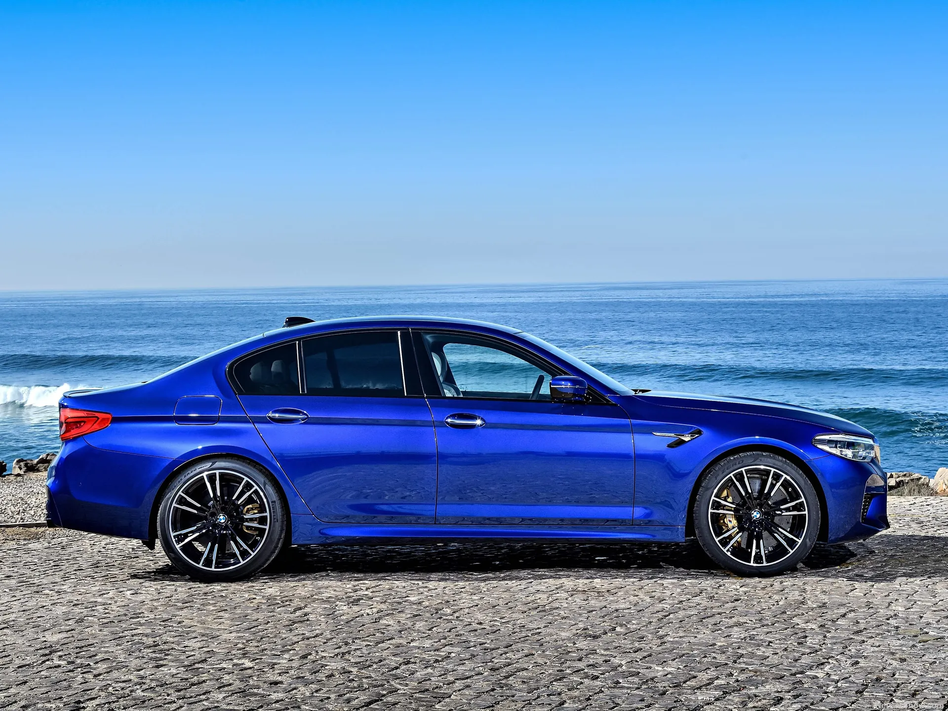 BMW M5 (2018) – boční profil
