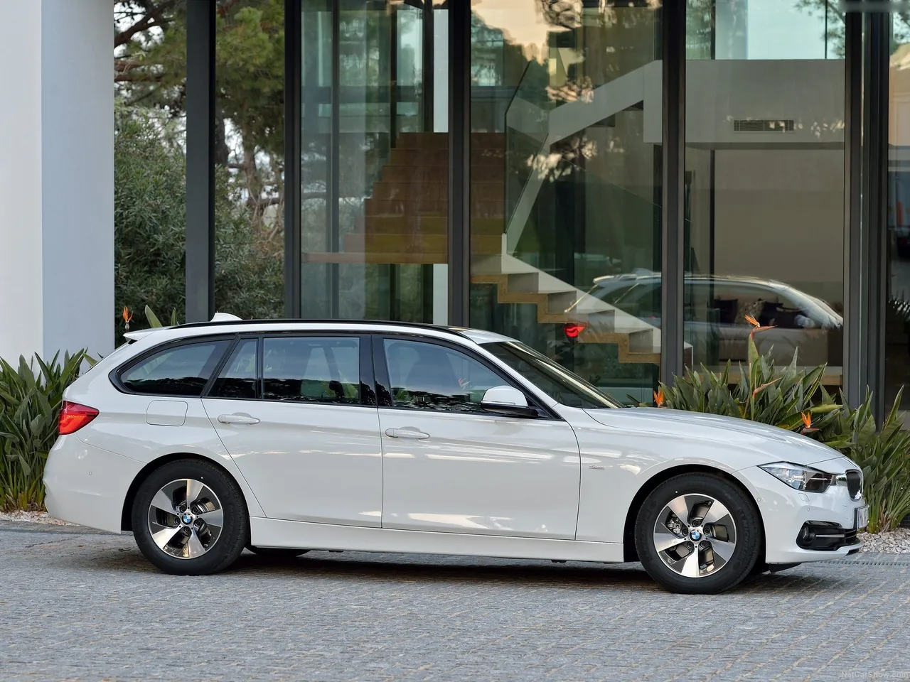 BMW 3-Series Touring (2016) – boční profil