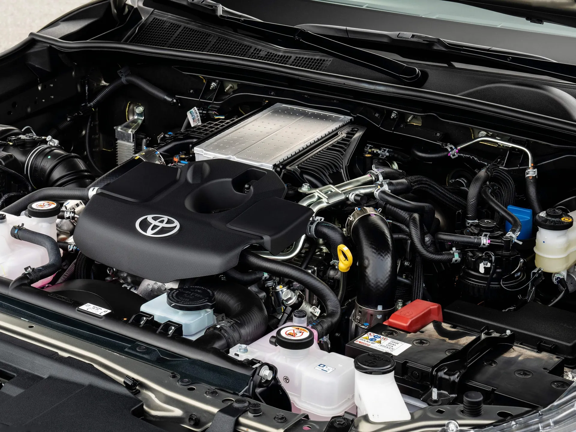 Toyota Hilux (2021) – motorový prostor