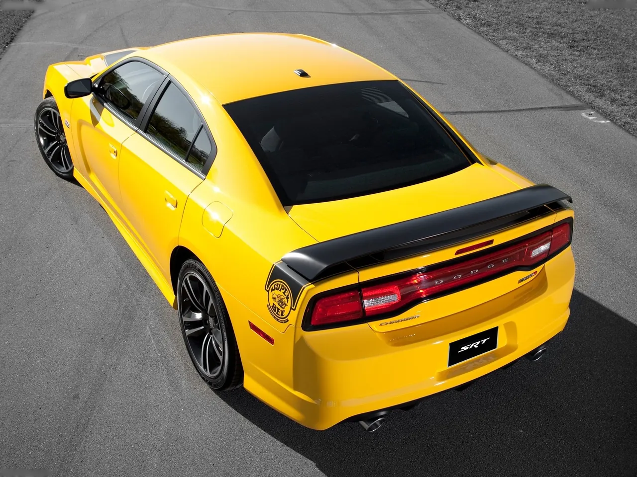 Dodge Charger SRT8 Super Bee (2012) – zadní tříčtvrteční pohled