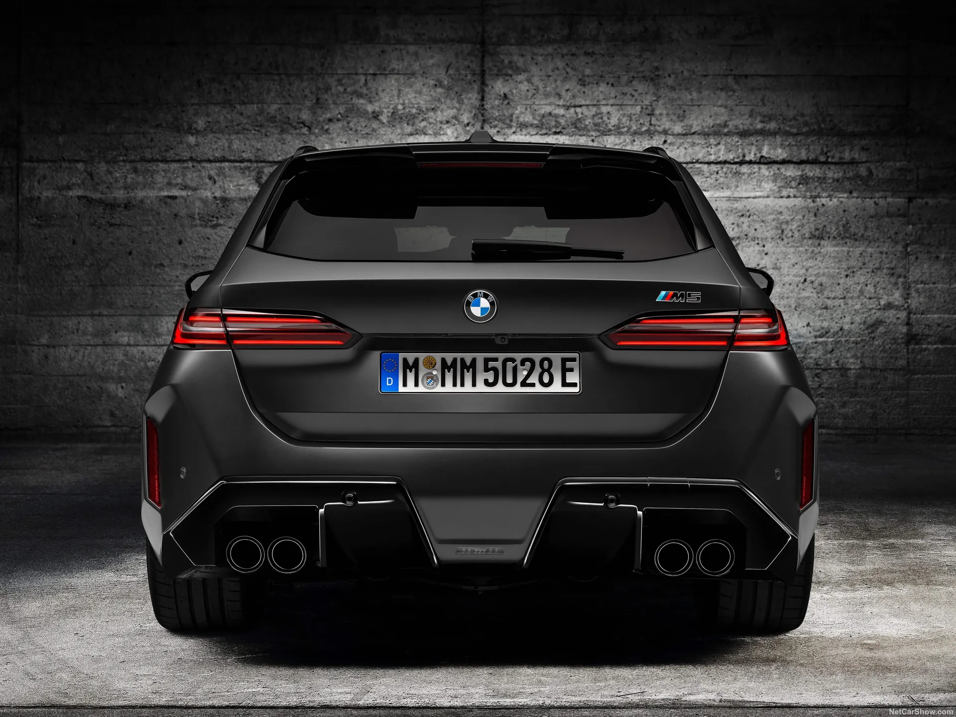BMW M5 Touring (2025) – zezadu