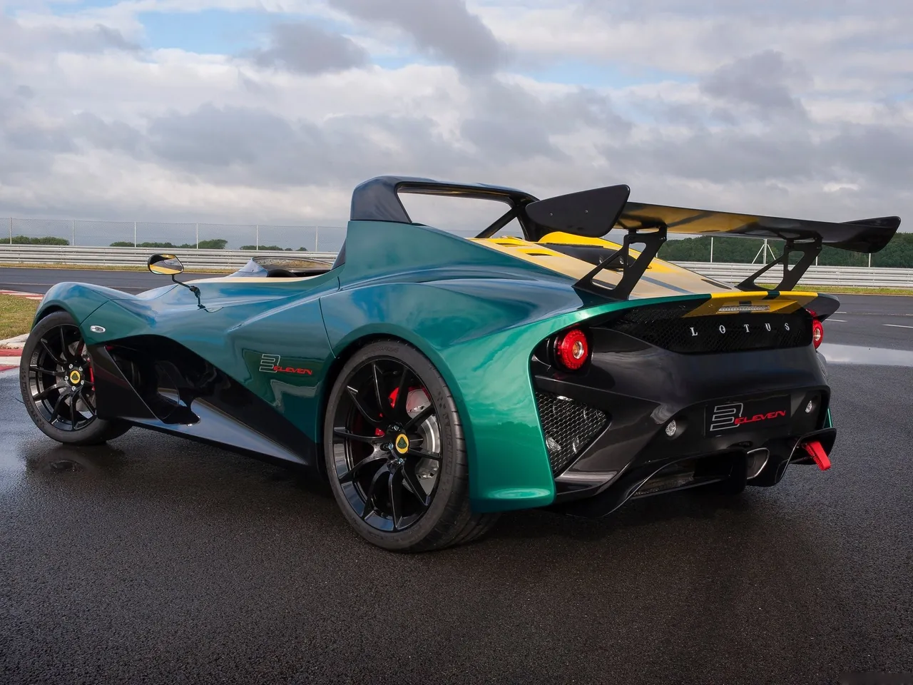 Lotus 3-Eleven (2016) – zadní tříčtvrteční pohled