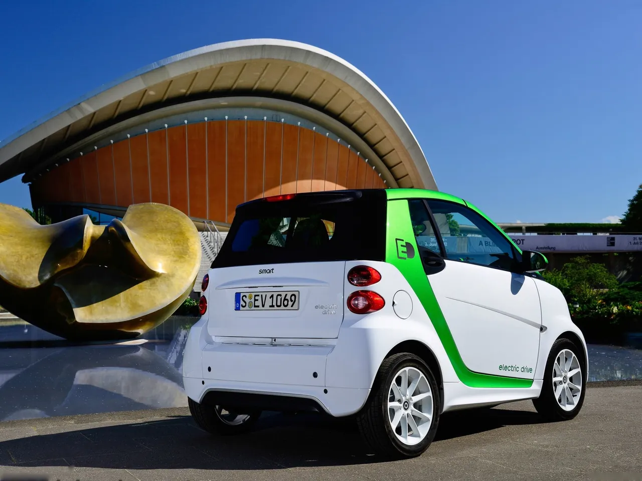 Smart fortwo electric drive (2013) – zadní tříčtvrteční pohled