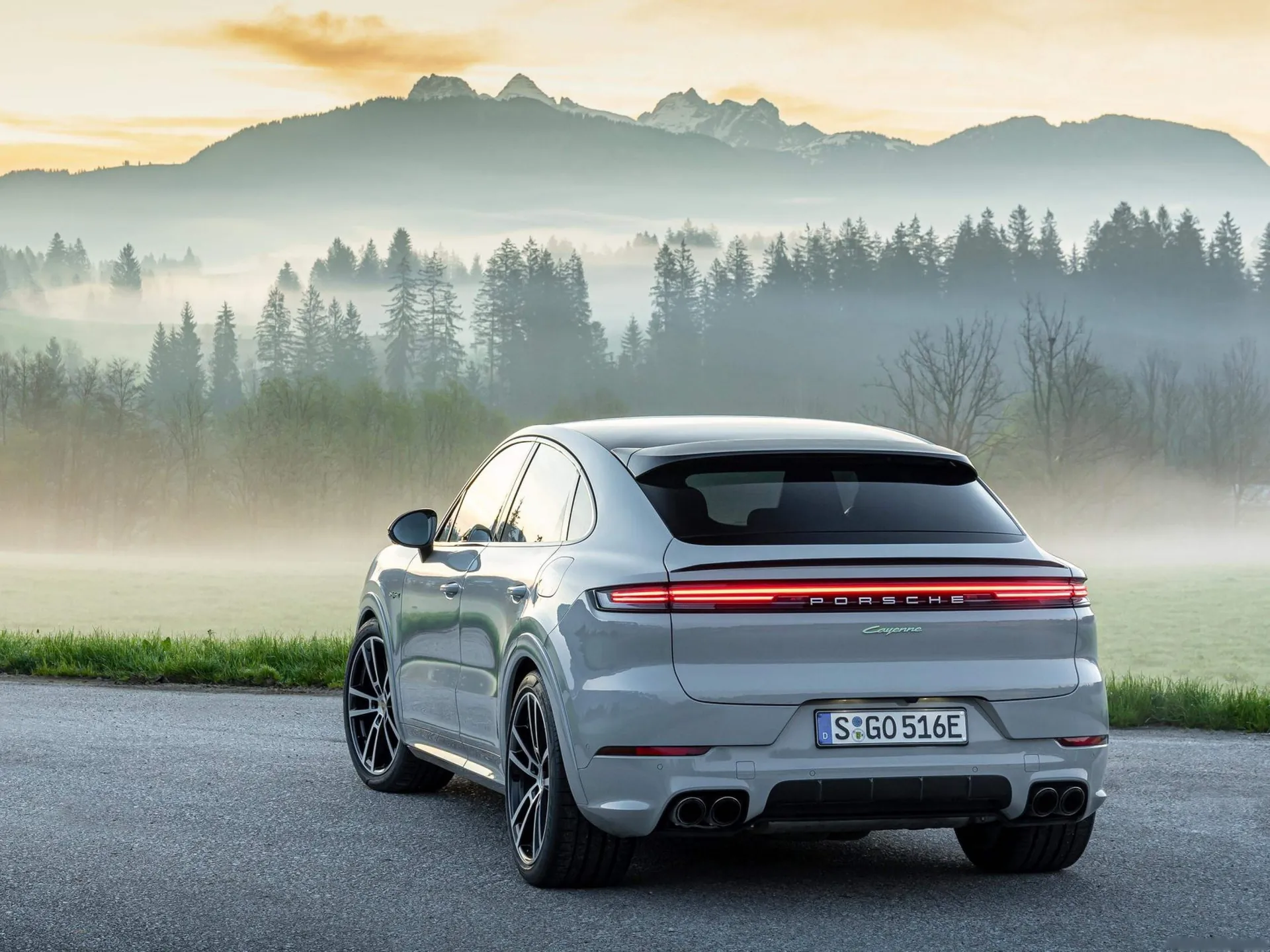 Porsche Cayenne E-Hybrid Coupe (2024) – zadní tříčtvrteční pohled