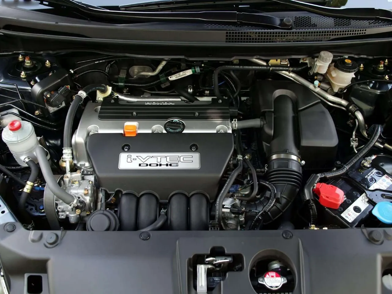 Honda FRV (2004) – motorový prostor