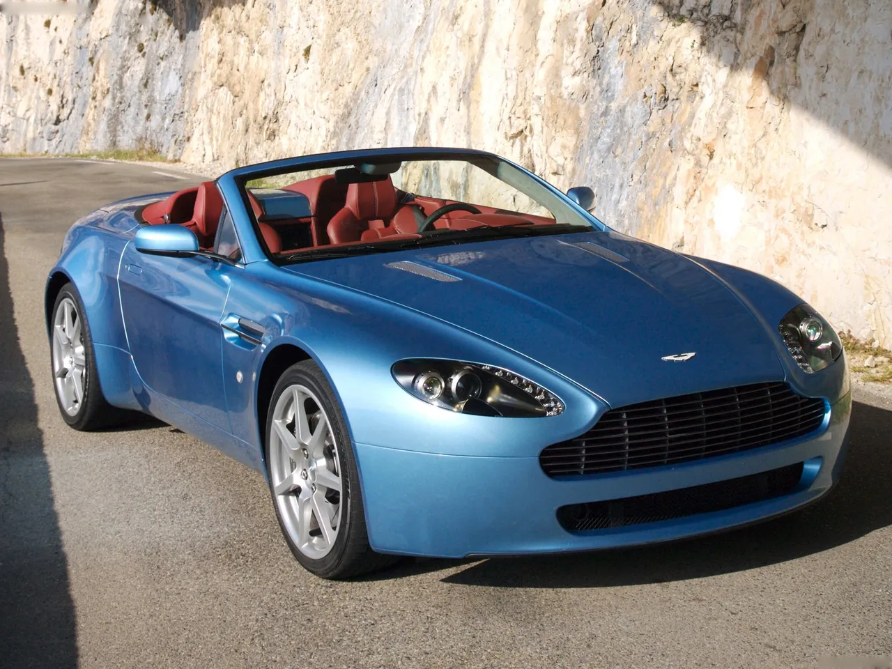 Aston Martin V8 Vantage Roadster (2007) – přední tříčtvrteční pohled