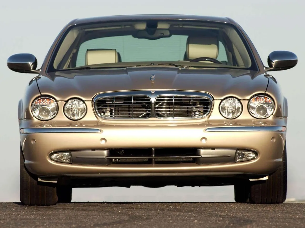 Jaguar XJ8 Vanden Plas (2004) – zepředu
