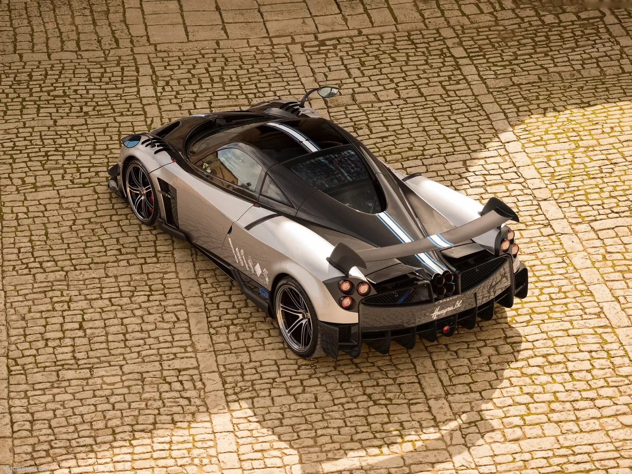 Pagani Huayra BC (2016) – zadní tříčtvrteční pohled