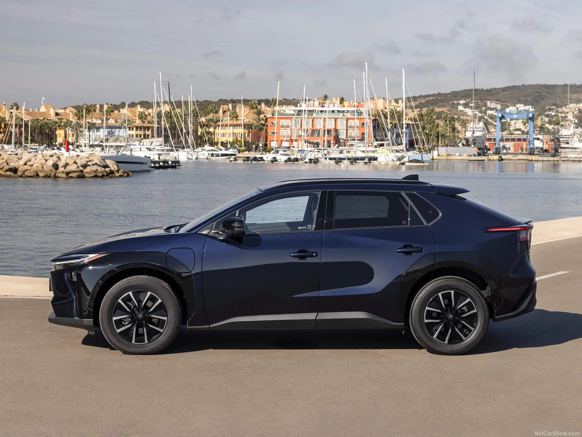 Toyota bZ4X (2026) – boční profil