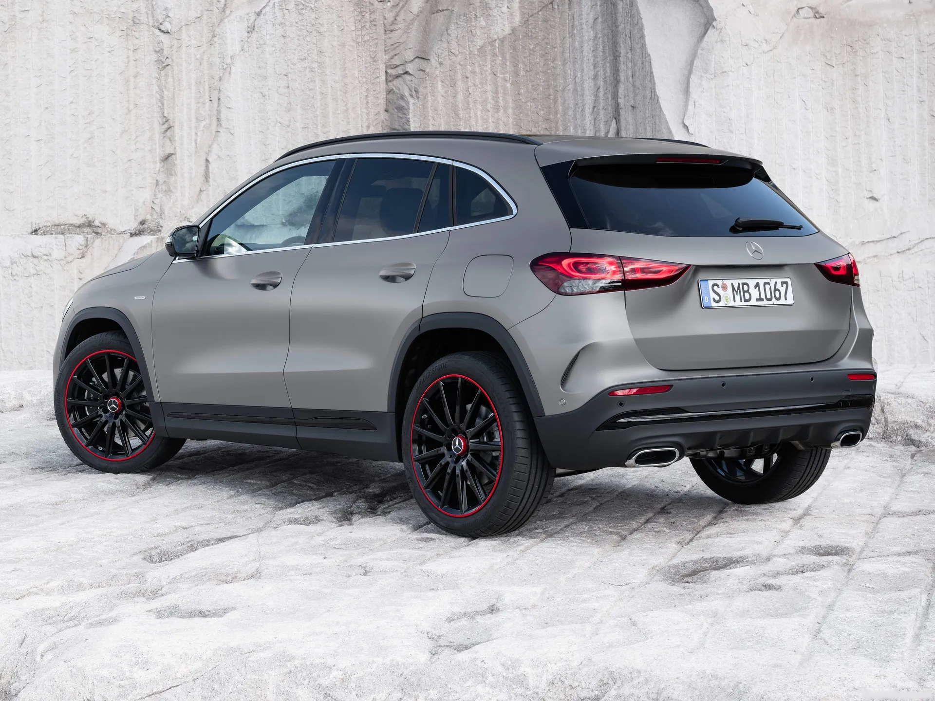 Mercedes-Benz GLA (2021) – zadní tříčtvrteční pohled