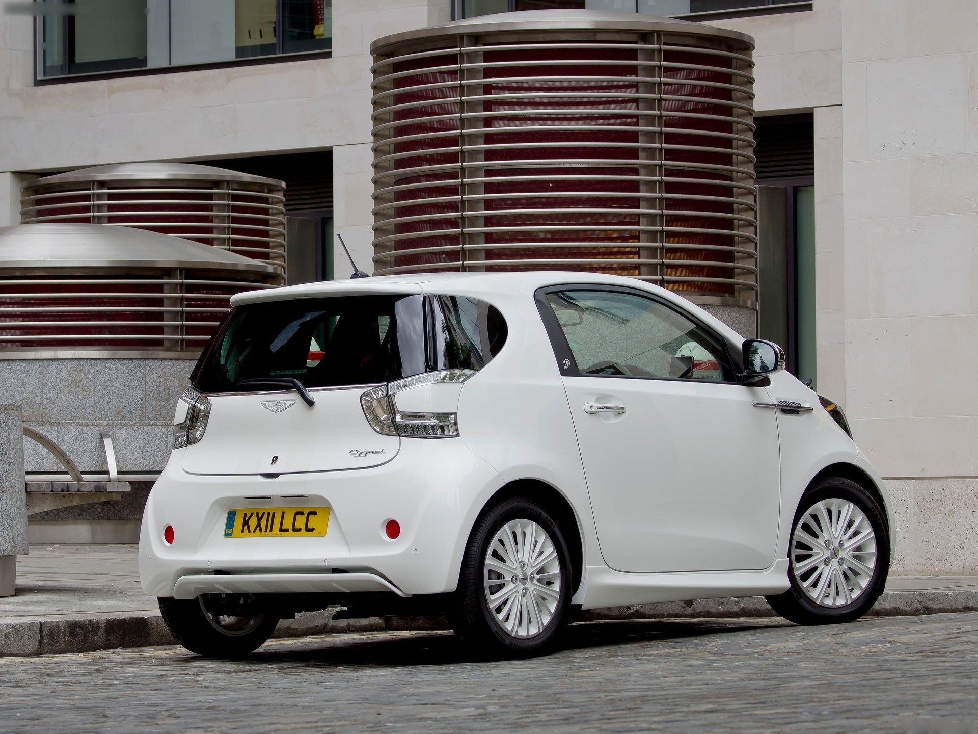 Aston Martin Cygnet (2012) – zadní tříčtvrteční pohled