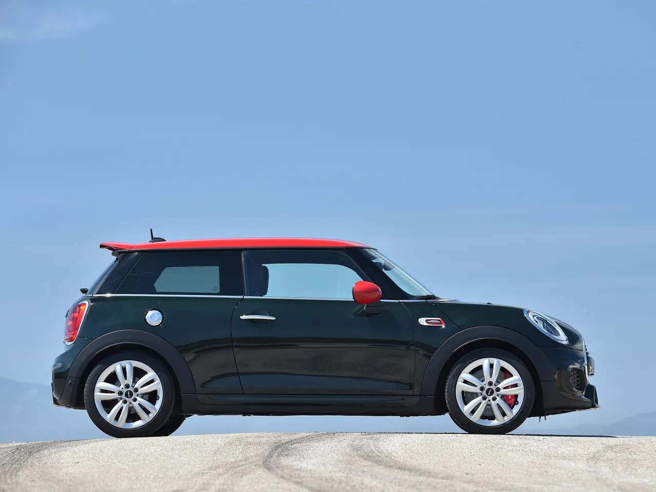Mini John Cooper Works (2015) – boční profil