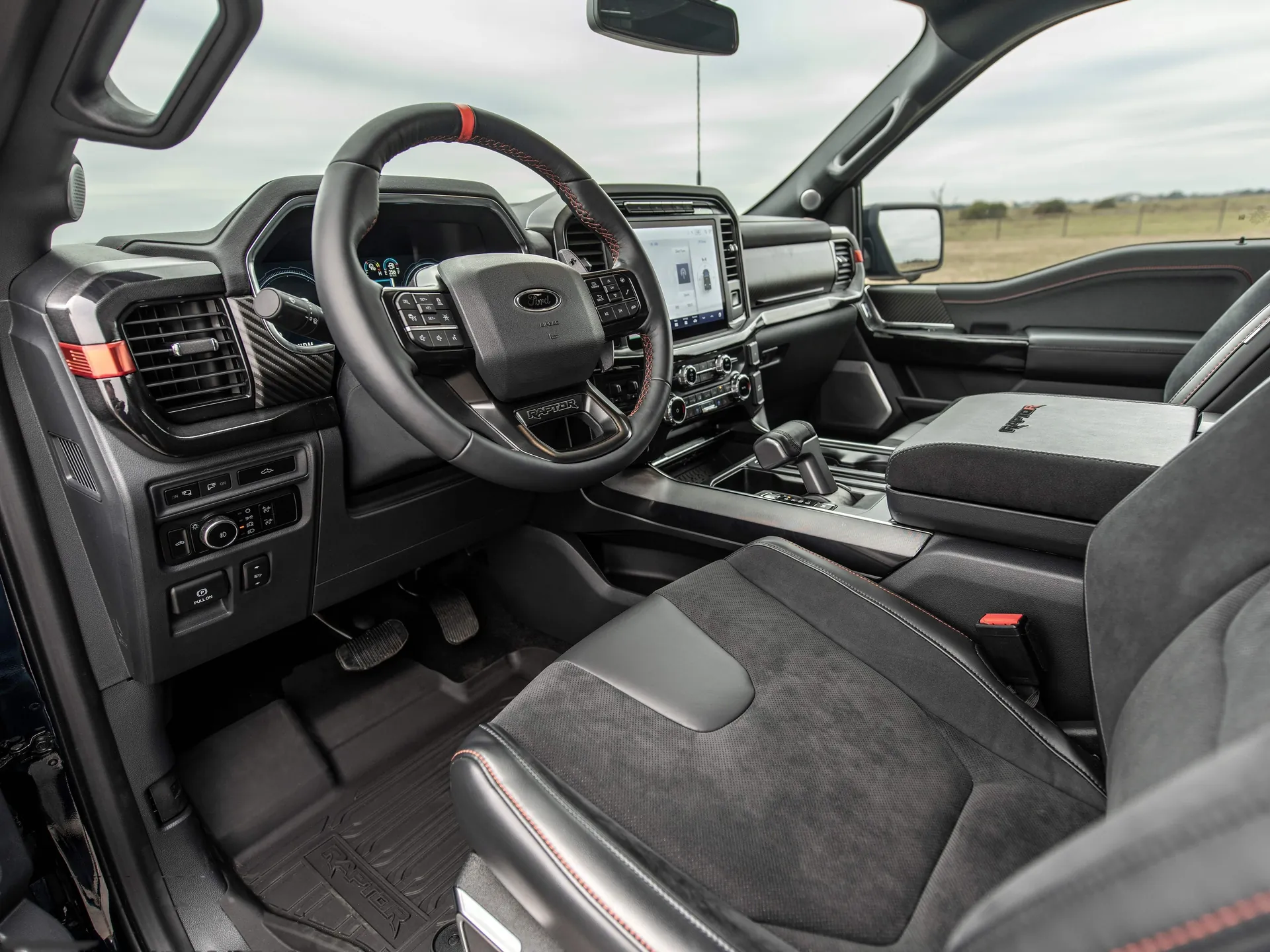Hennessey VelociRaptoR 6X6 (2024) – interiér