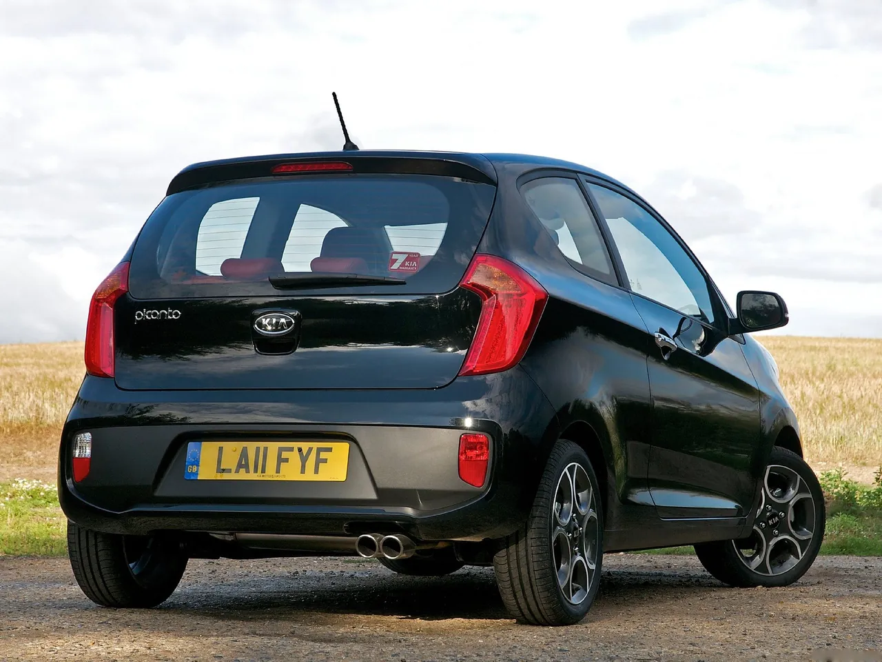 Kia Picanto 3-door (2012) – zadní tříčtvrteční pohled