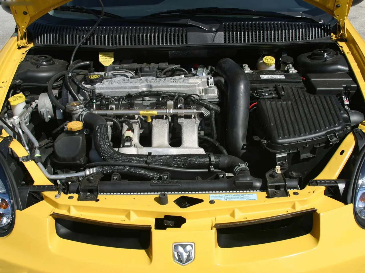 Dodge SRT4 (2003) – motorový prostor