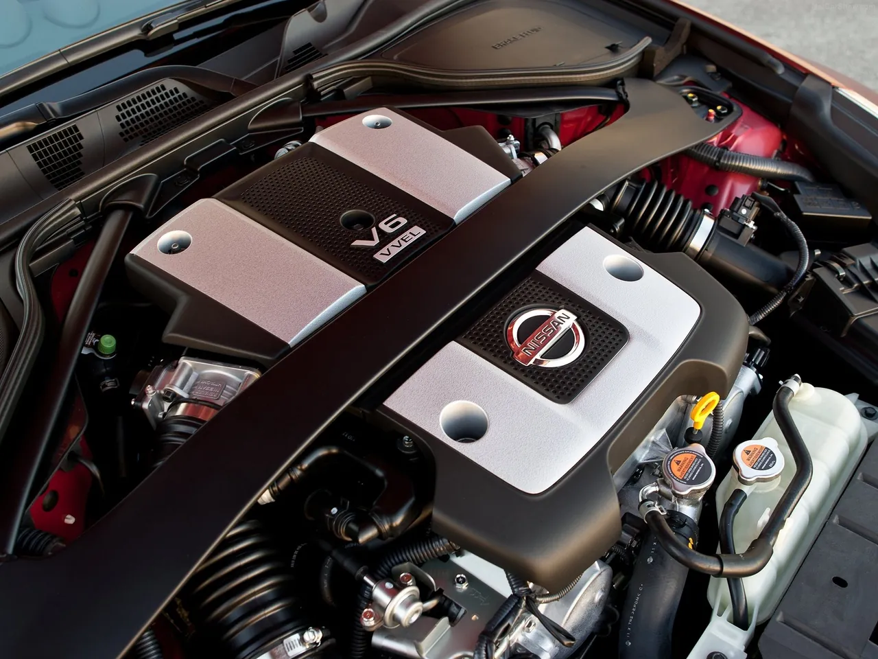 Nissan 370Z (2013) – motorový prostor