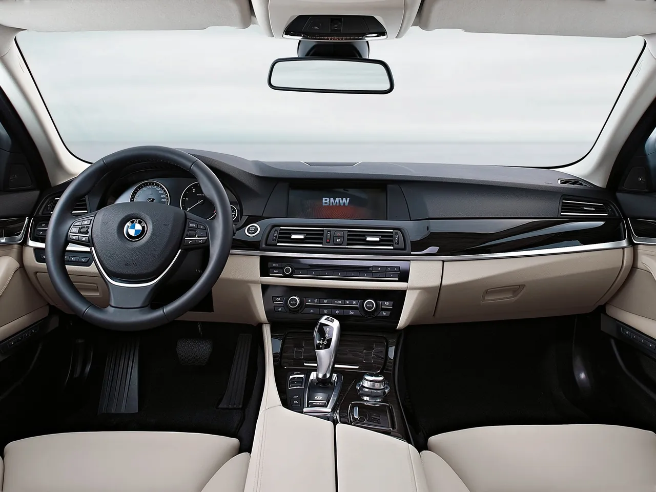 BMW 5-Series (2011) – interiér