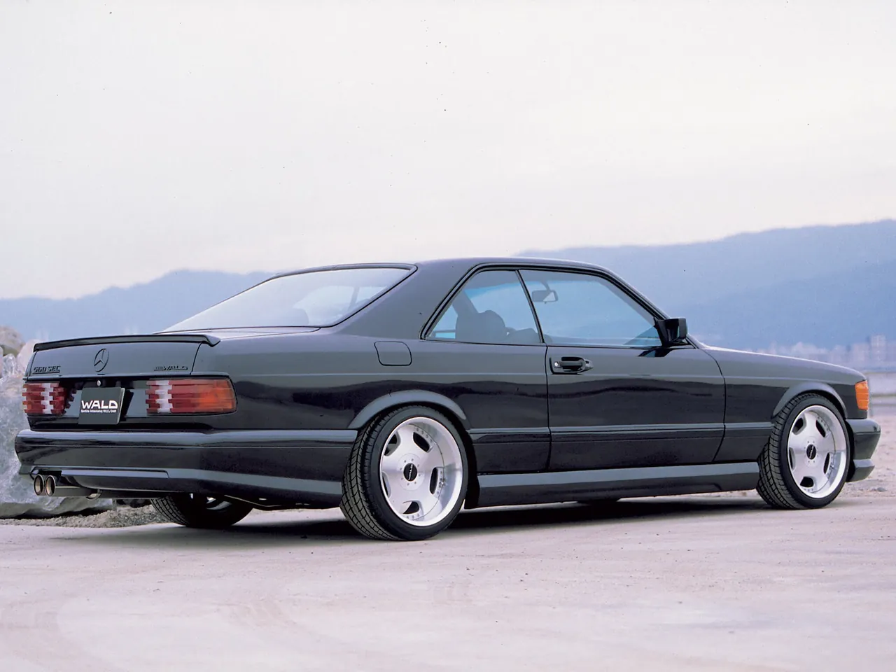 Wald Mercedes-Benz W126 SEC (1997) – zadní tříčtvrteční pohled