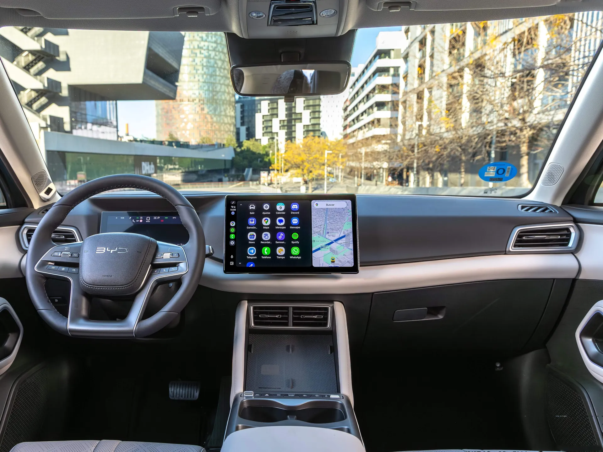 BYD Atto 2 DM-i (2026) – interiér
