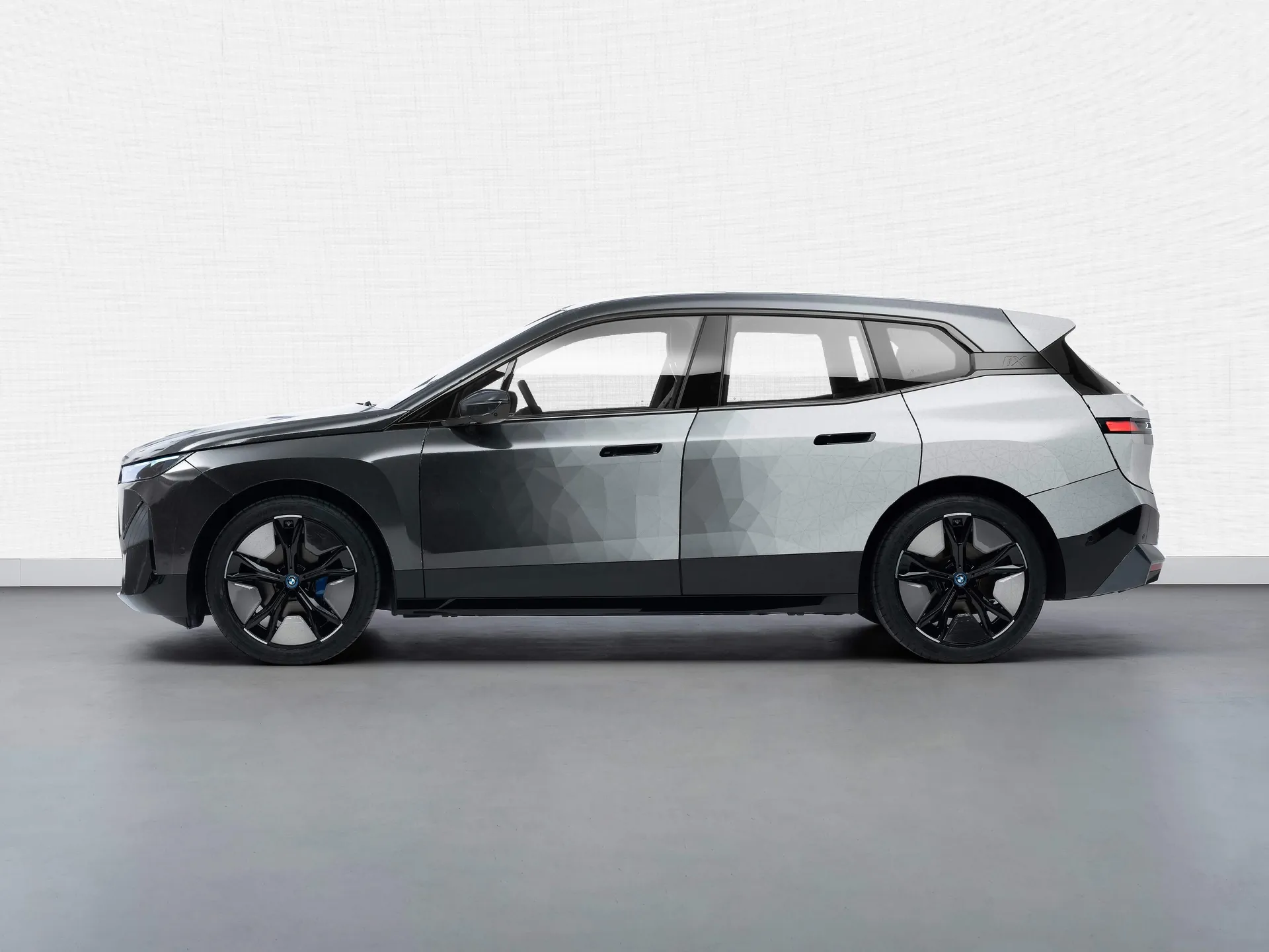 BMW iX Flow Concept (2022) – boční profil