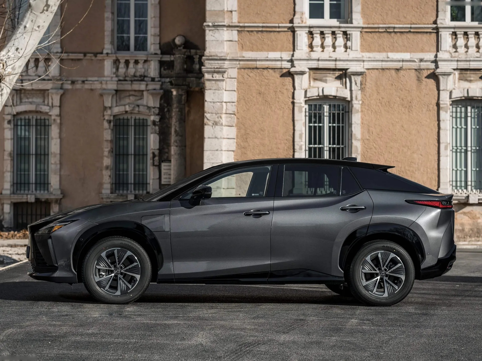 Lexus RZ 450e (2023) – boční profil