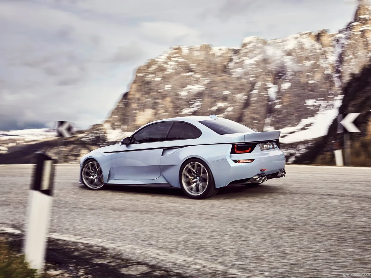 BMW 2002 Hommage Concept (2016) – zadní tříčtvrteční pohled