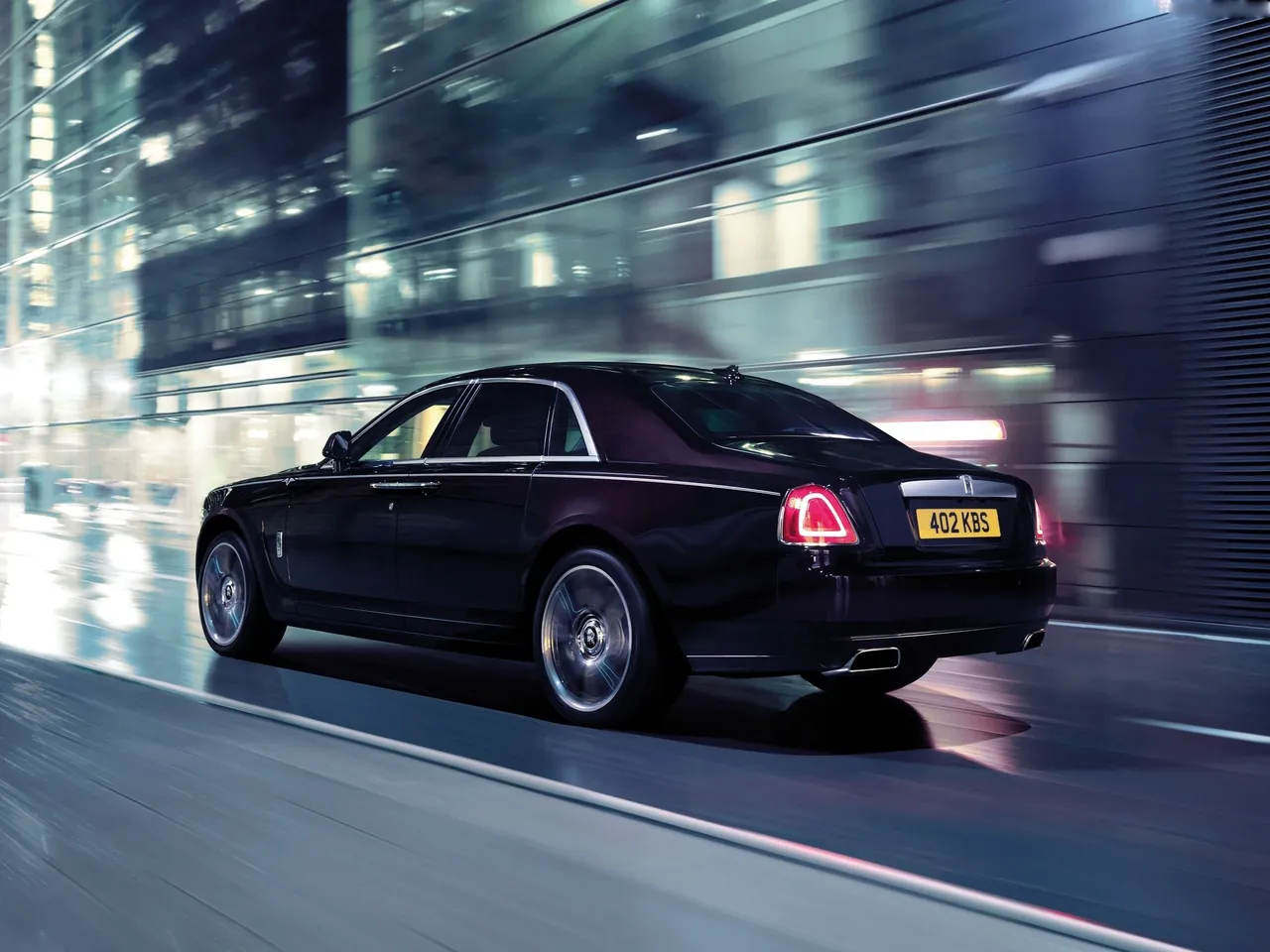 Rolls-Royce Ghost V-Specification (2015) – zadní tříčtvrteční pohled