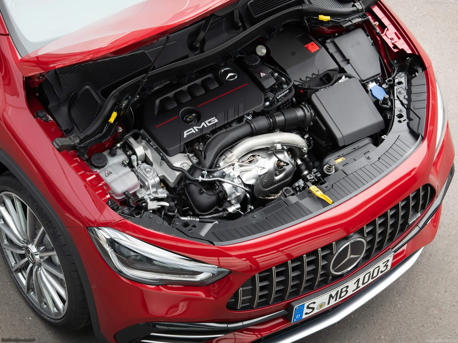 Mercedes-Benz GLA35 AMG (2021) – motorový prostor