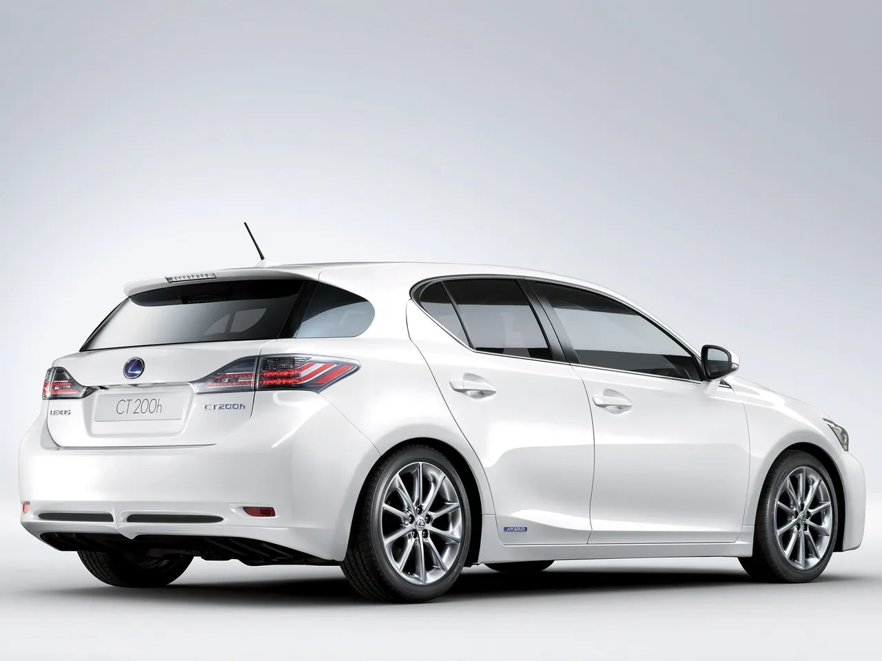 Lexus CT 200h (2011) – zadní tříčtvrteční pohled