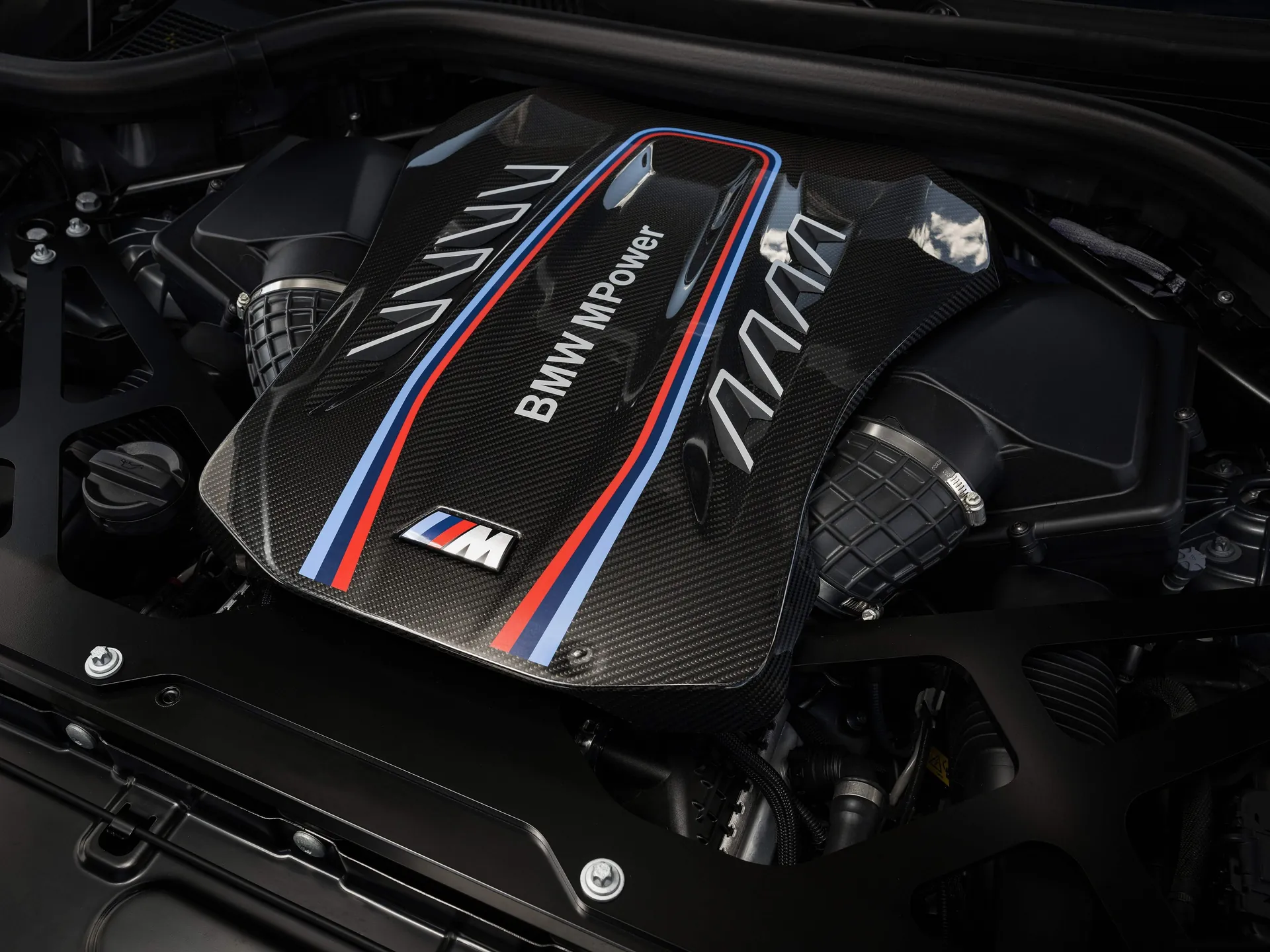 BMW X6 M Competition (2024) – motorový prostor