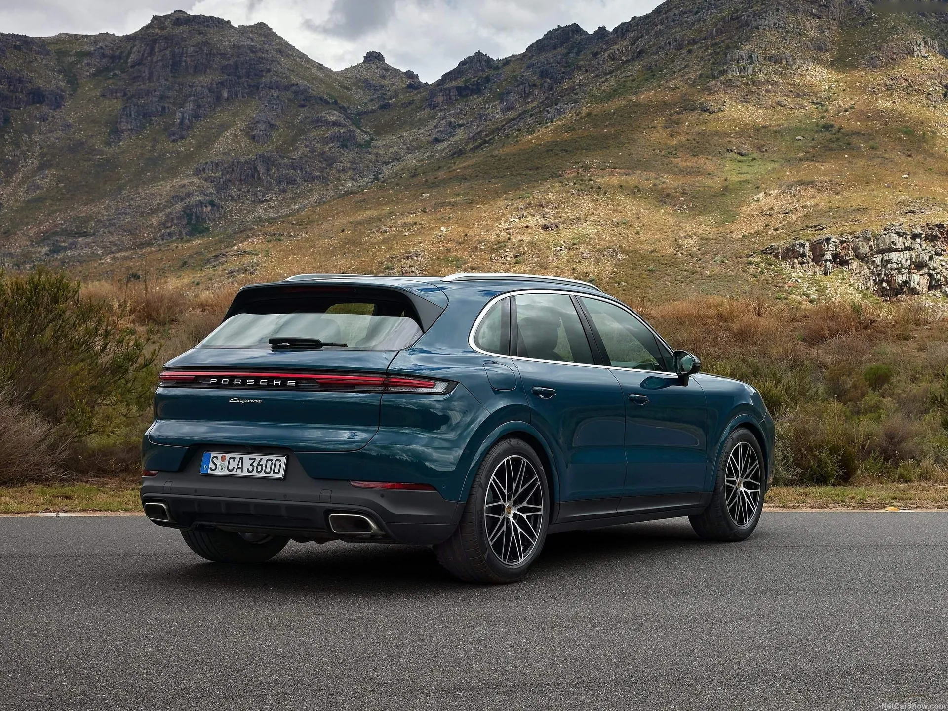 Porsche Cayenne (2024) – zadní tříčtvrteční pohled