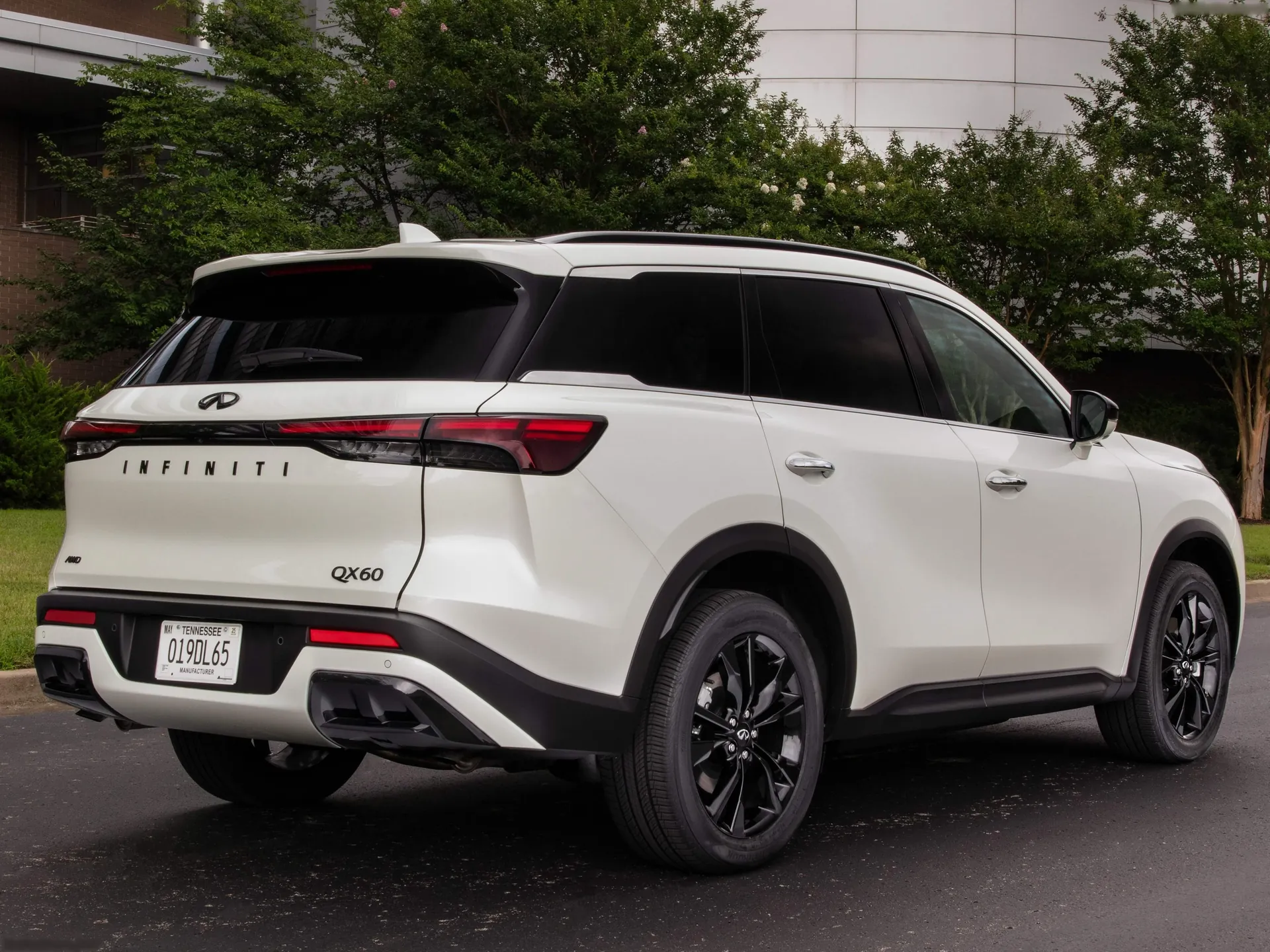Infiniti QX60 Black Edition (2025) – zadní tříčtvrteční pohled
