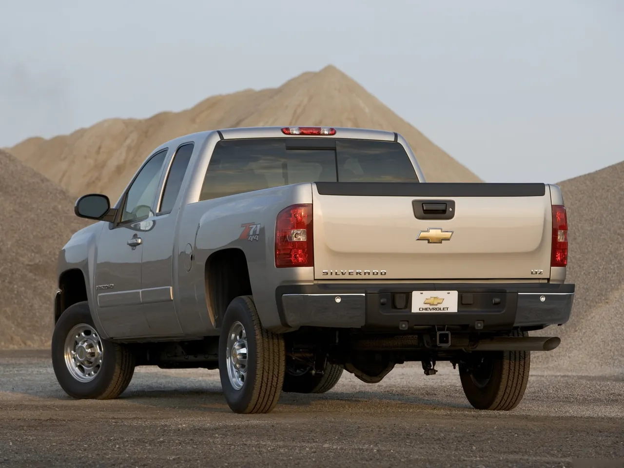 Chevrolet Silverado 2500 HD LTZ Extended Cab (2007) – zadní tříčtvrteční pohled