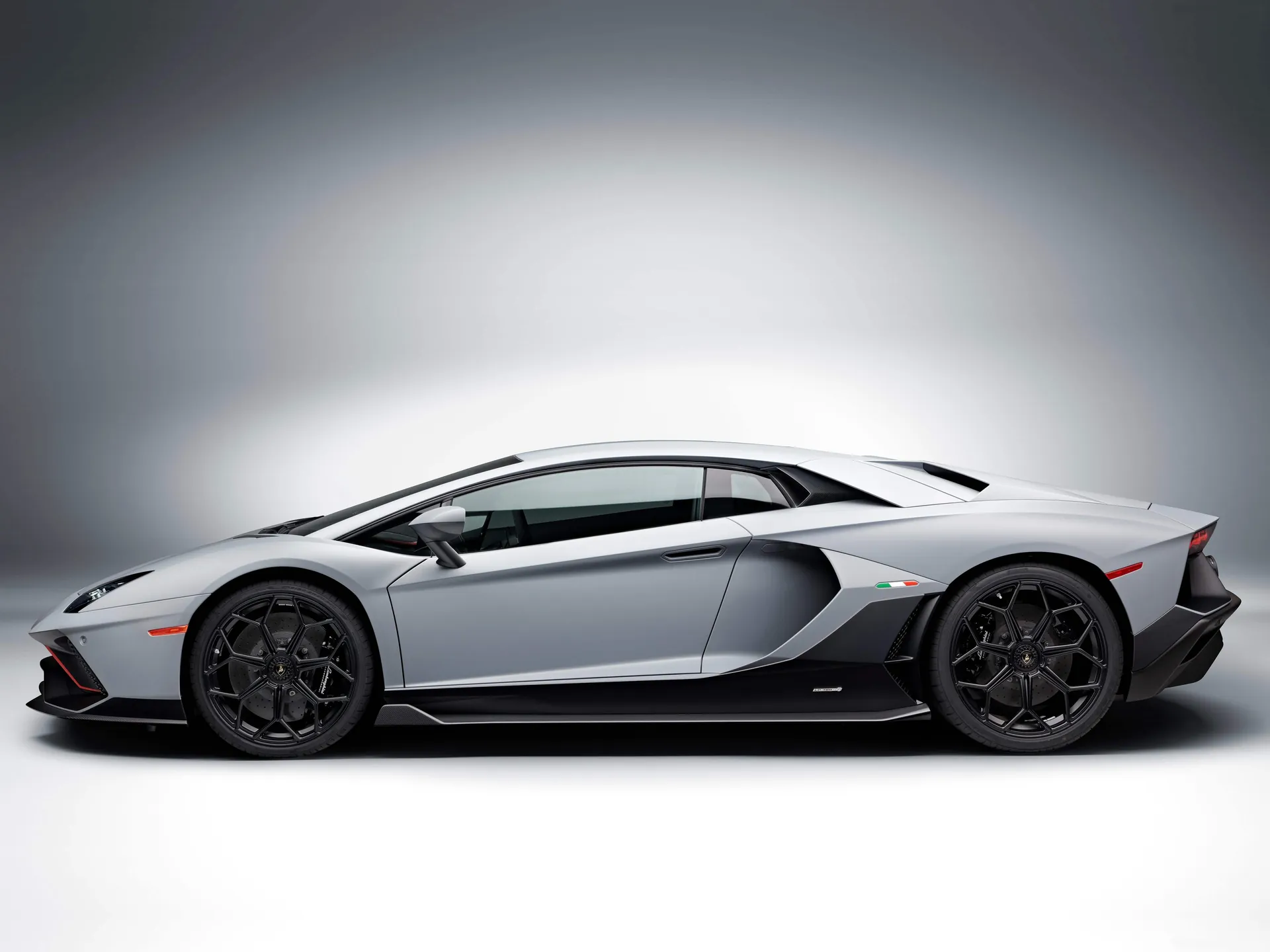 Lamborghini Aventador LP780-4 Ultimae (2022) – boční profil