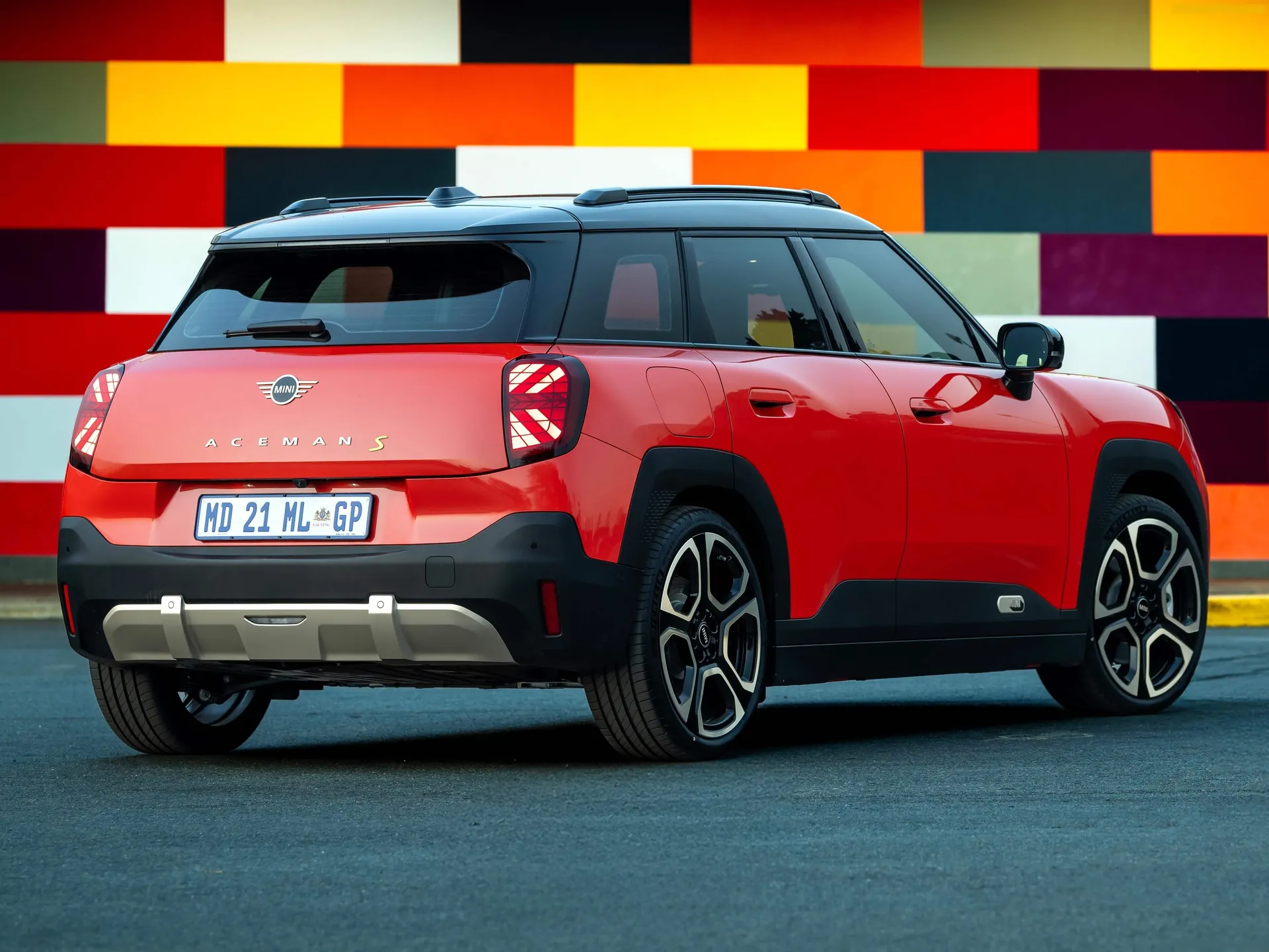 Mini Aceman SE [ZA] (2025) – zadní tříčtvrteční pohled