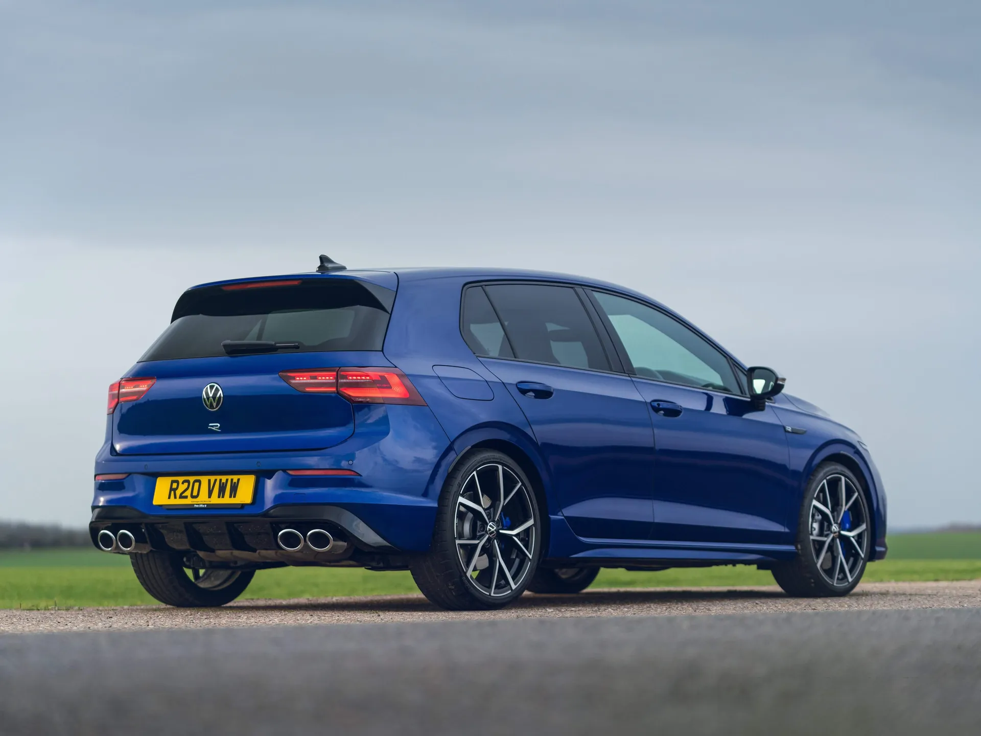 Volkswagen Golf R [UK] (2022) – zadní tříčtvrteční pohled