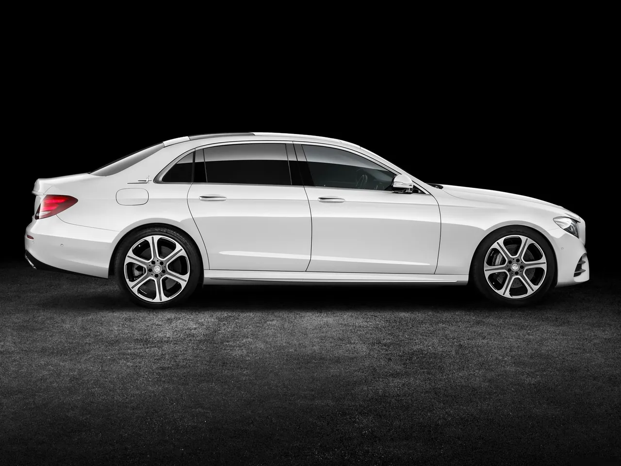 Mercedes-Benz E-Class L (2017) – boční profil