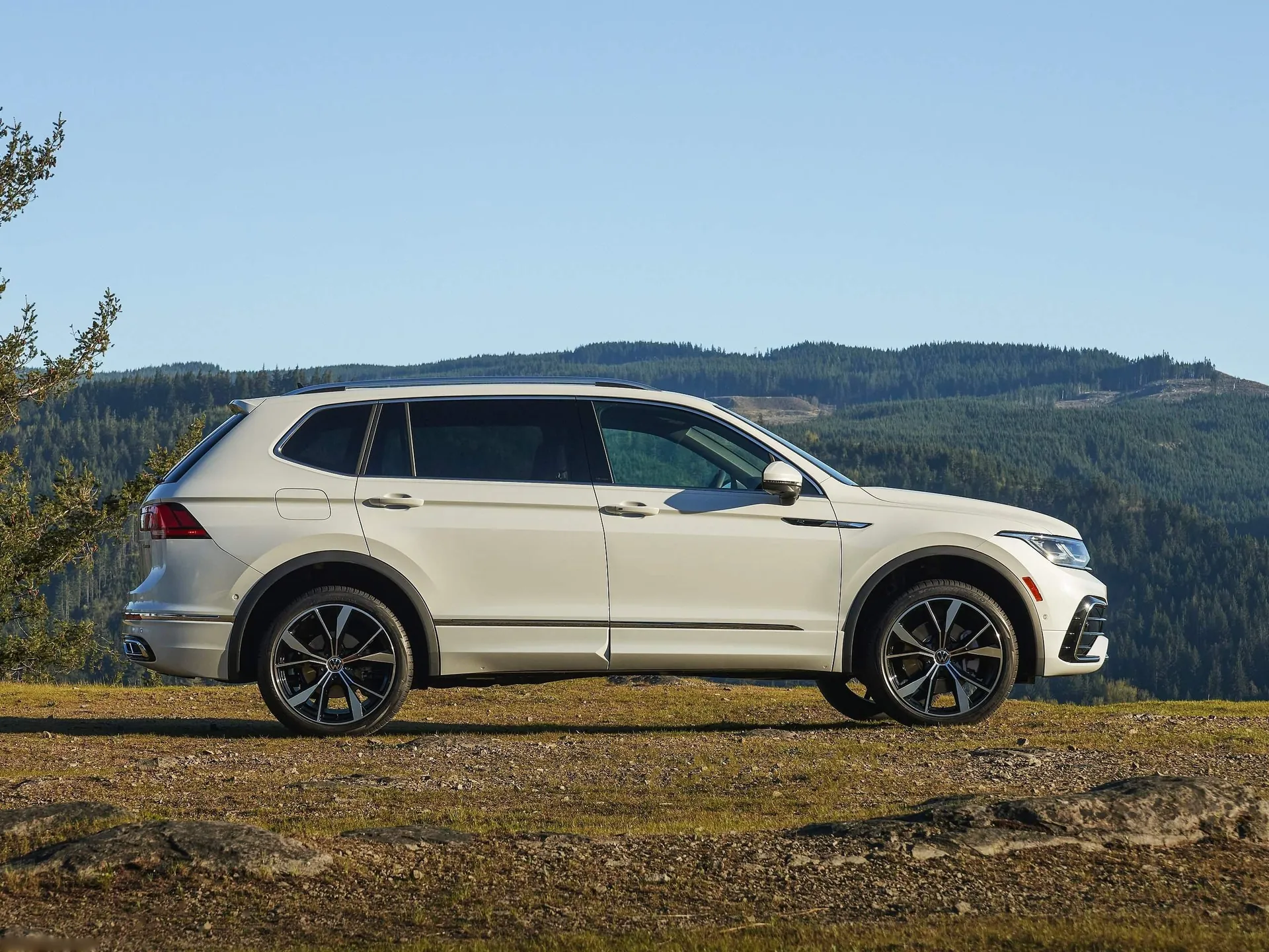 Volkswagen Tiguan [US] (2022) – boční profil