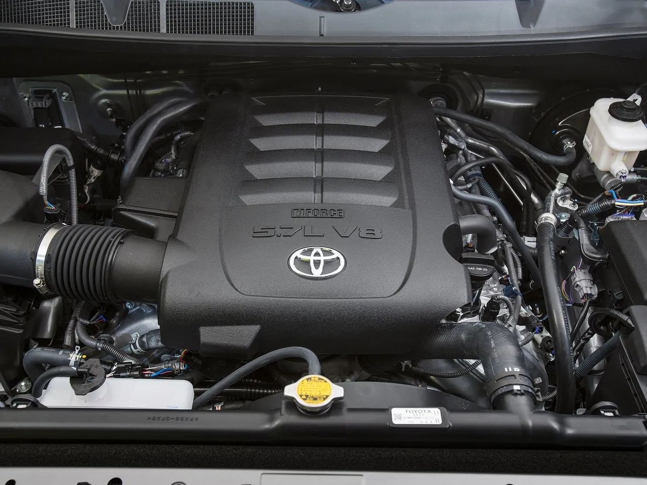 Toyota Tundra (2014) – motorový prostor